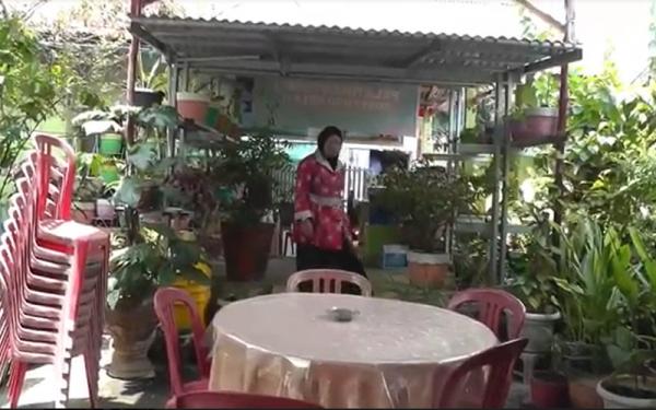 Ibu Jamiah di tengah tanaman yang menjadi bahan teh herbalnya. (Foto: Bambang Irawan)