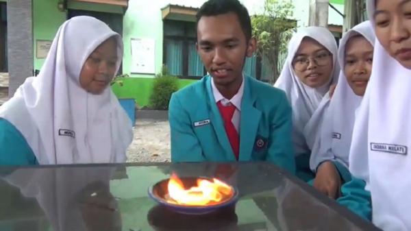 Para siswa menunjukkan bahan bakar hasil dari limbah styrofoam dan kulit jeruk. (Foto: iNews.id/Ahmad Subekhi).