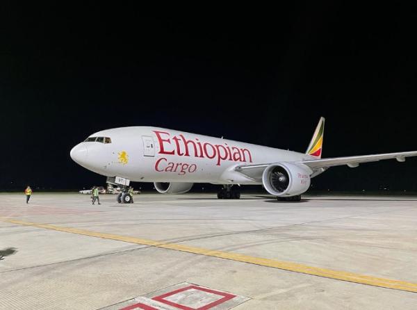 kargo logistik World Superbike 2022 Pesawat Boeing 777 Freighter dari Ethiopian Airlines bernomor penerbangan ET3657 mendarat di Lombok pukul 00.58 WITA dari Djibouti, dengan mengangkut kargo logistik seberat 67,03 ton. (Foto: Angkasa Pura I)