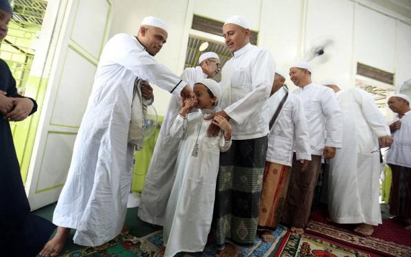 Tradisi rumpak-rumpak untuk silaturahmi dan saling maaf memaafkan. (Foto: Isra Triansyah)