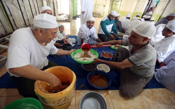 Tradisi rumpak-rumpah di Palembang terus terjaga hingga kini. (Foto: Isra Triansyah)