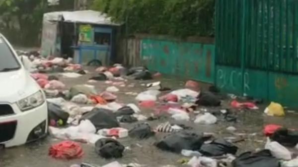 Viral Sampah Terbawa Arus Banjir, Lokasinya di Cikaret Bogor