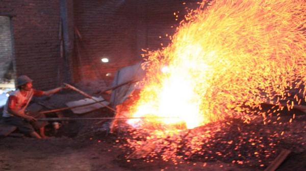 Aktivitas pembuatan gamelan di Desa Wirun, Kecamatan Mojolaban, Kabupaten Sukoharjo. Foto: iNews.id/Ary Wahyu Wibowo