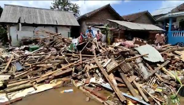 banjir bwi Warga mengais sisa rerutuhan rumah yang hancur diterjang banjir bandang, Jumat (4/11/2022). (Foto: iNews.id/Eris Utomo).