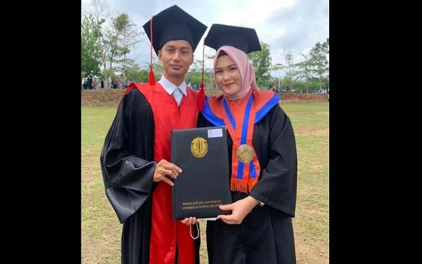 Suami yang mewisuda istri sendiri di Universitas Bangka Belitung (UBB). (Foto: Facebook)