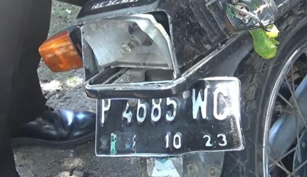 Motor korban jatuh ke jurang di Sukawati, Gianyar, diamankan di kantor polisi. (Foto: iNewsTV/Ketut Catur)