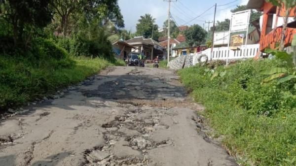 Jalan Menuju Cianjur di Sukamakmur Bogor Rusak, Warga: Menghambat Perekonomian