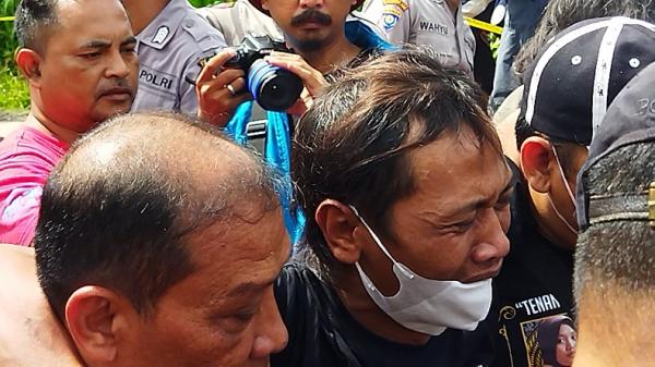 Tangis Histeris Orang Tua Saksikan Autopsi Korban Tragedi Kanjuruhan