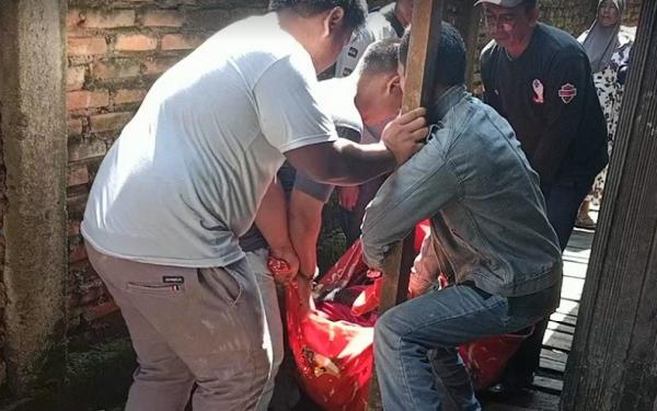 Tujuh orang mengangkat Sifa dari rumah ke mobil. (Foto: Zulkifli Yunus)