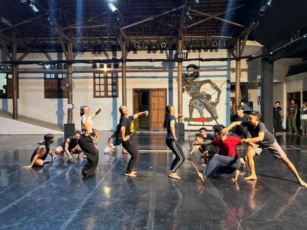 Para penari berlatih menjelang Pagelaran Sabang Merauke. (Foto: istimewa)