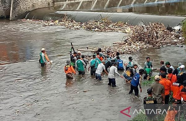 Peringatan Hari Santri Nasional 2022 di kabupaten Bantul diperingati dengan baksos membersihkan sungai dan pasar tradisional, Minggu (86/11/2022). (Foto: antara)