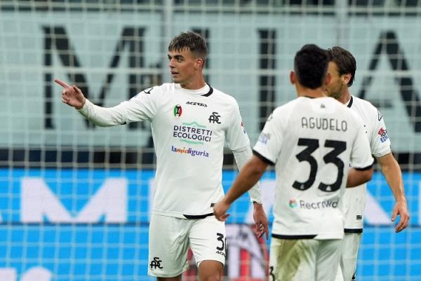 Penyerang Spezia, Daniel Maldini merayakan gol ke gawang AC Milan. Ini menjadi pengalaman unik bagi Daniel Maldini mengingat dia berstatus pemain Spezia yang dipinjam dari AC Milan sejak awal musim 2022/2023. (Foto: REUTERS)