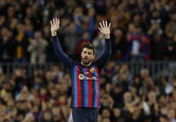 Bek Gerard Pique mengucapkan salam perpisahan kepada fans usai ditarik keluar pada laga Almeria di Camp Nou, Minggu (6/11/2022). Sosok berusia 35 tahun itu sudah memastikan diri pensiun dari sepak bola usai laga tersebut. (Foto: REUTERS)
