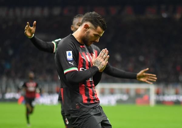 Bek AC Milan, Theo Hernandez merayakan gol ke gawang Spezia dalam laga Liga Italia 2022/2023 di Stadion San Siro, Milan, Minggu (6/11/2022). (Foto: REUTERS)