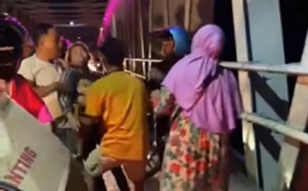 Warga menggagalkan ibu menggendong bayi hendak loncat dari Jembatan 1 Pawan, Ketapang. (Foto: Instagram)