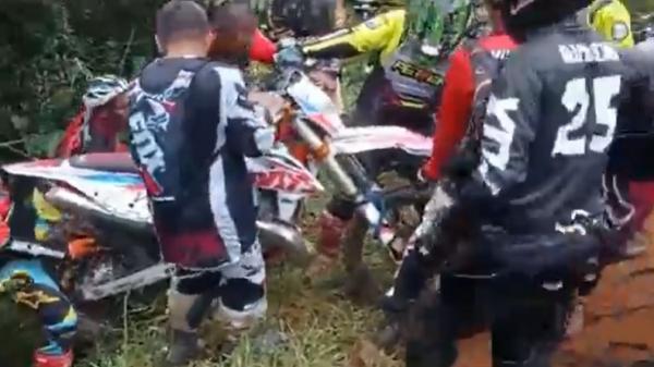 Motor Bupati Wajo Sepeda motor trail yang dikendarai Bupati Wajo Amran Mahmud ditarik menggunakan tali dari dalam jurang sedalam 20 meter. (Foto: Istimewa).