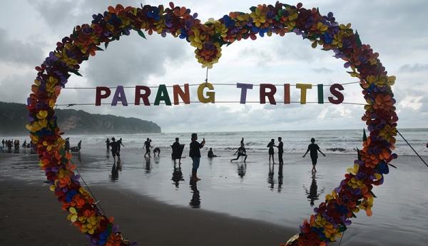 Suasana kunjungan wisatawan di Pantai Parangtritis Bantul. (Foto : MPI/Yohanes Demo)