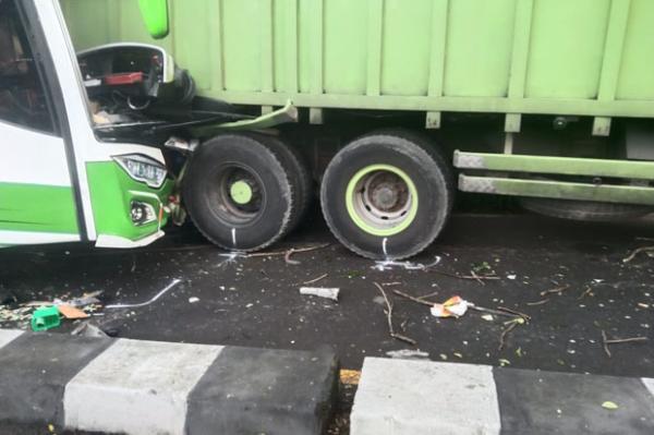 Bus Maju Lancar yang Tabrak Truk Bawa 20 Penumpang, 8 Orang Sempat