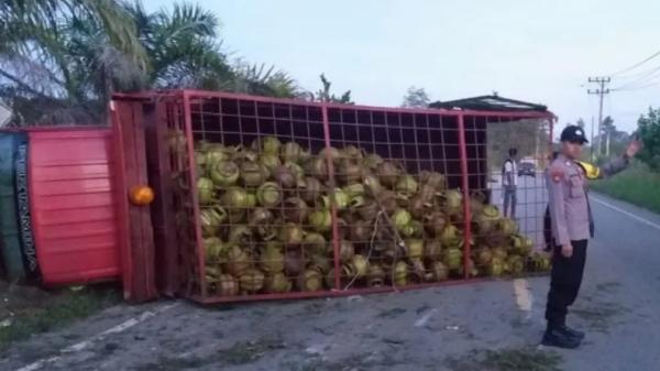 Truk Pengangkut Tabung Elpiji Melon Terbalik di Bener Meriah, Sopir Selamat