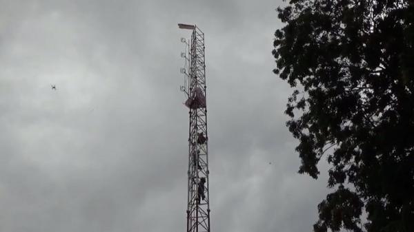 Heboh Pria di Sikka Panjat Tower Sambil Bawa Bensin, Sudah 2 Hari Tak Mau Turun