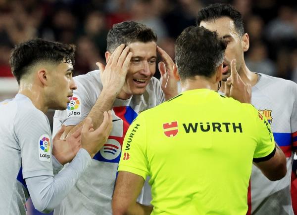 Barcelona Robert Lewandowski kartu merah Striker Barcelona, Robert Lewandowsk tampak tak percaya wasit Jesus Gil Manzano memberinya kartu merah saat melawan Osasuna dalam laga Liga Spanyol 2022/2023 di Stadion El Sadar, Rabu (9/11/2022). (Foto: REUTERS)