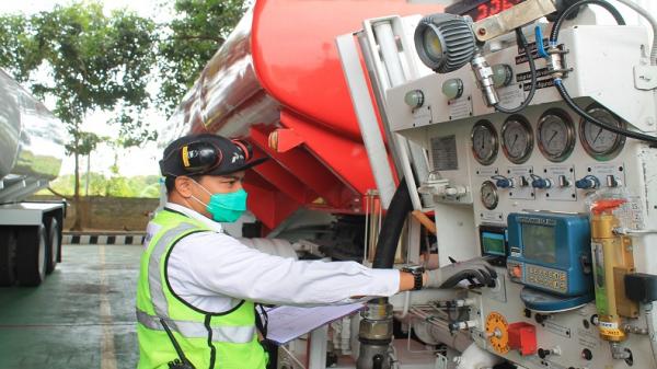 DPPU Adi Soemarmo 2 Petugas DPPU Adi Soemarmo saat melakukan quality control sebelum bahan bakar avtur diisikan ke pesawat terbang. Foto: Ist.