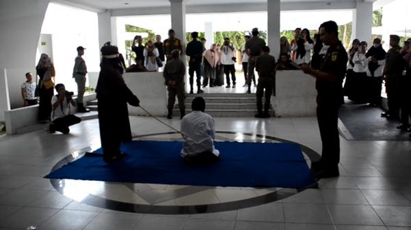 Hukum cambuk kasus ikhtilat atau perbuatan mesum (Foto: iNews/Taufan Mustafa) Hukum cambuk kasus ikhtilat atau perbuatan mesum (Foto: iNews/Taufan Mustafa)