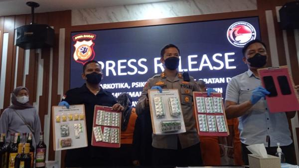 Kapolres Garut AKBP Wirdhanto Hadicaksono menujukan barang bukti obat terlarang yang dijual oleh empat tersangka di Mapolres Garut, Selasa (8/11/2022). (FOTO: FANI FERDIANSYAH)