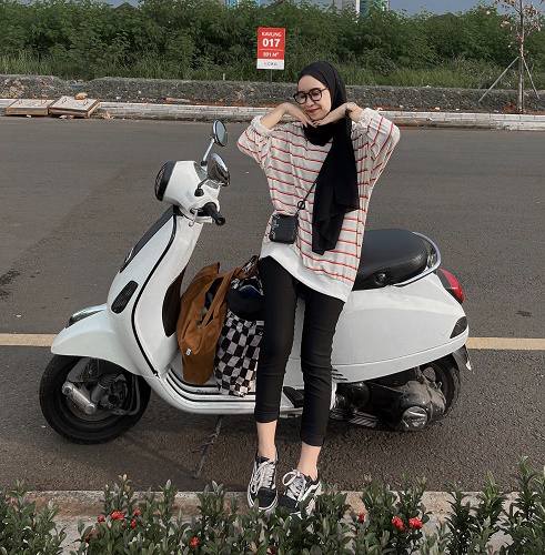 Kartini dan sepeda motor baru hasil jerih payahnya. (Foto: Istimewa)