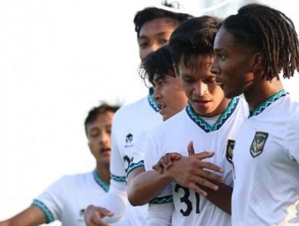 Striker Timnas Indonesia U-20, Ronaldo Kwateh merayakan gol ke gawang Antalyaspor U-20 bersama rekan setimnya dalam laga uji coba di Limak Arcadia Atlantis Football Center, Antalya, Selasa (8/11/2022) malam WIB. (Foto: Instagram/@pssi)