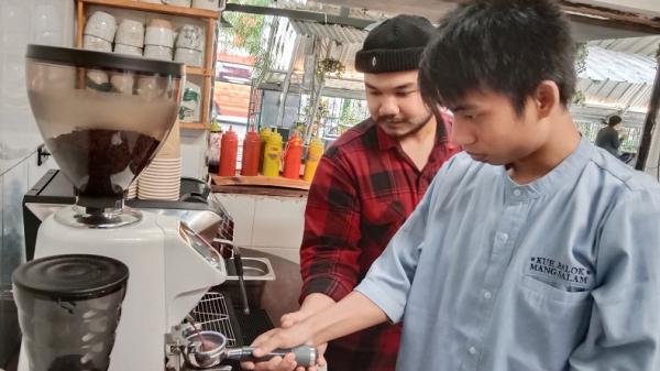 Arifin membuat kopi espresso di Kafe Kue Balok Kang Salam x Kopi Kang! Jalan Tamansari, Kota Bandung. Arifin adalah disabilitas yang berprofesi sebagai barista. (Foto: Arif Budianto)