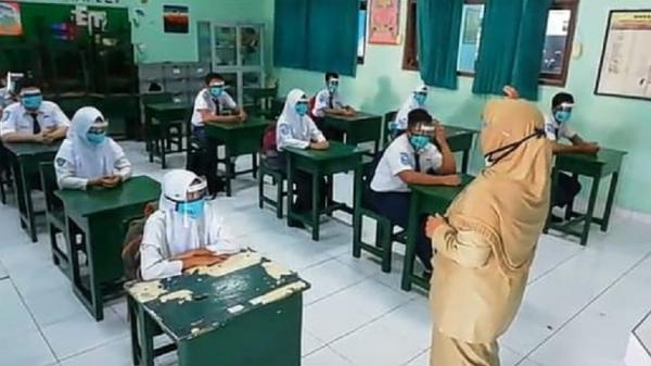 Mengajar Mengajar merupakan salah satu bentuk mengamalkan ilmu agar bermanfaat dan pahalanya terus mengalir. (Foto: iNews.id/Arif Wahyu Efendi)