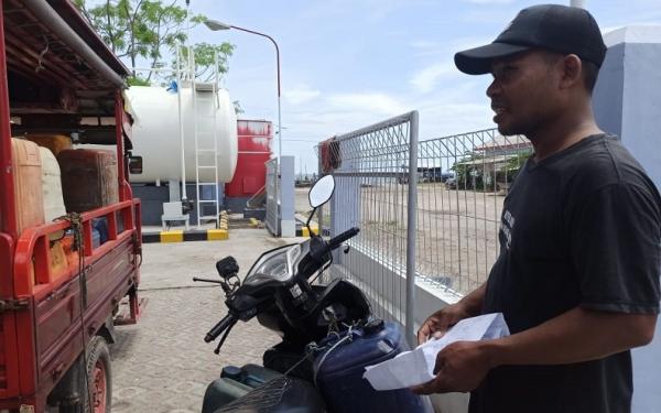 nur huda Nur Huda tengah mengisi solar di SPBN Campurejo, Panceng. (Foto: iNews.id/ihya ulumuddin).