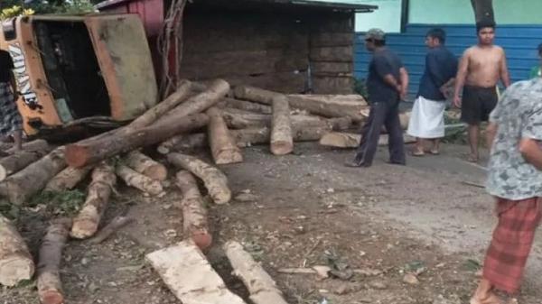 Truk Angkut Kayu Sekaligus 12 Buruh Rem Blong di Lombok Utara, 2 Orang Tewas
