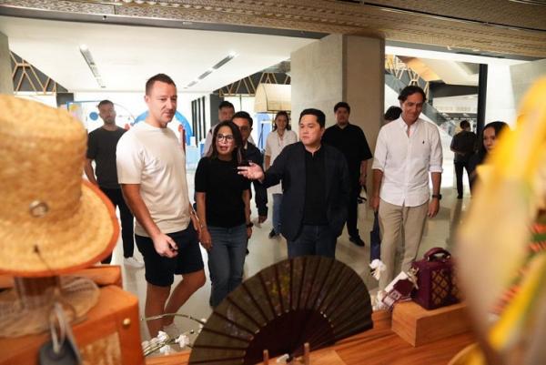 Menteri BUMN Erick Thohir mengajak dua legenda sepak bola dunia, John Terry dan Alessandro Nesta keliling Mal Sarinah, Jakarta, Jumat (11/11/2022). (Foto: Ist)