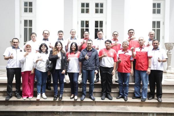 Ketua Umum PB POBSI (Pengurus Besar Persatuan Biliar Seluruh Indonesia) Hary Tanoesoedibjo melepas pebiliar muda Derin Asuka Sitorus ke kejuaraan dunia U-16, World 9 Ball Junior Championships 2022 pada Jumat (11/11/2022). (Foto: MPI/Andri Bagus)
