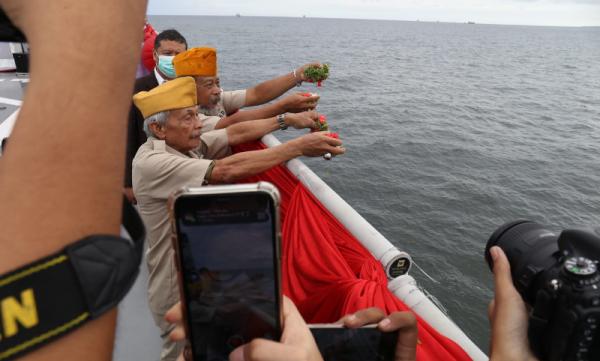 Para veteran yang mengikuti prosesi tabur bunga dalam rangka memperingati Hari Pahlawan 2022. (Foto: Kemensos)