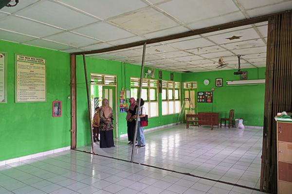 atap sd di bantul rusak Kondisi atap gedung dengan penyangga untuk mengantisipasi agar tidak roboh. (Foto : MPI/Yohanes Demo)