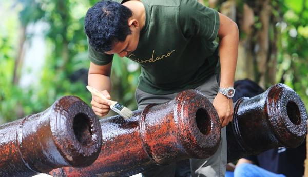 Merawat Meriam Peninggalan Belanda