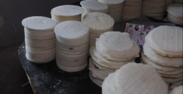 Bisnis Kue Simping yang dimiliki pasangan suami istri Dadang Sutisna dan Nani Nur Aeni. (Foto: Tangkapan Layar YouTube kawan dapur)