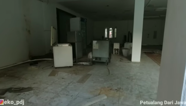 Screen Shot 2022 11 13 At 15 06 03 Rumah Artis Terbangkalai Ditumbuhi Pohon Liar Angker