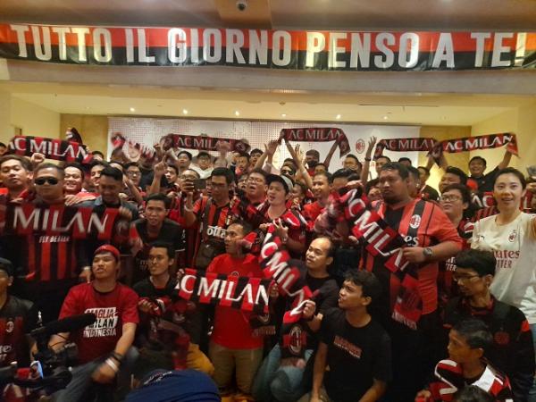 Milanisti Indonesia Milanisti Indonesia hadir untuk menyambut legenda AC Milan, Daniele Massaro yang memamerkan trofi Liga Italia 2021/2022 di Jakarta, Minggu (13/11/2022). (Foto: MPI/Andri Bagus)