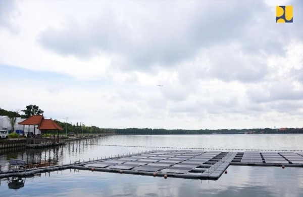 PLTS terapung pertama di Indonesia ada di Waduk Muara, Bali. Foto: Dok Kementerian PUPR