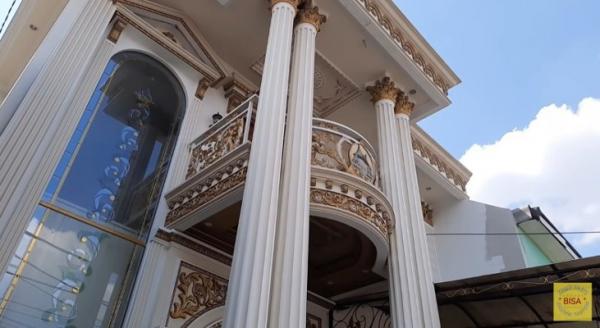 rumah mewah Rumah mewah Ordinal, lulusan SMP yang sukses jualan bumbu hingga punya rumah mewah dan kontrakan. Foto: YouTube FK12