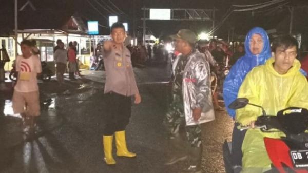 Polres Gorontalo Utara Atur Lalu Lintas di Pelintasan Sulawesi Terdampak Banjir