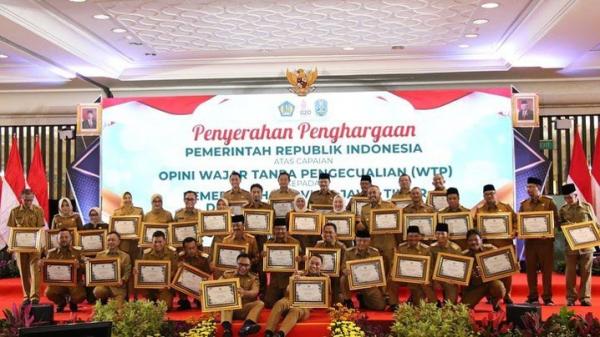 Penyerahan penghargaan Opini WTP Penyerahan penghargaan Opini WTP di Hotel Bumi Surabaya, Senin (14/11/2022). (Foto: Pemkab Bojonegoro)