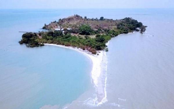 Pulau maspari Pantai Pasir Putih di Pulau Maspari yang masih sangat alami. (Foto: Dede F)
