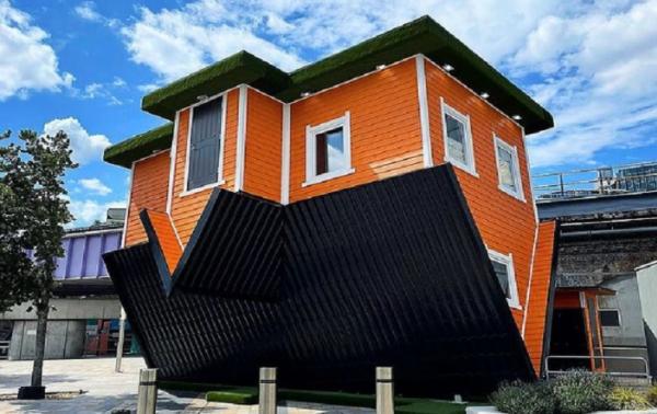 Rumah unik di dunia salah satunya The Upside-down House di Jerman. (Foto: magicbricks.com)