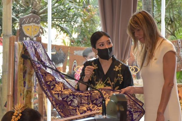 IMG 20221115 WA0008 Wamenparekraf Angel Tanoesoedibjo menunjukkan pakaian batik khas Nusantara kepada delegasi Spouse Program G-20 di Bali. (Foto: Tim MPI))