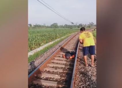 Warga melihat kondisi korban yang ditabrak KA Gajayana di Blitar. (Foto: iNews/Robby Ridwan)